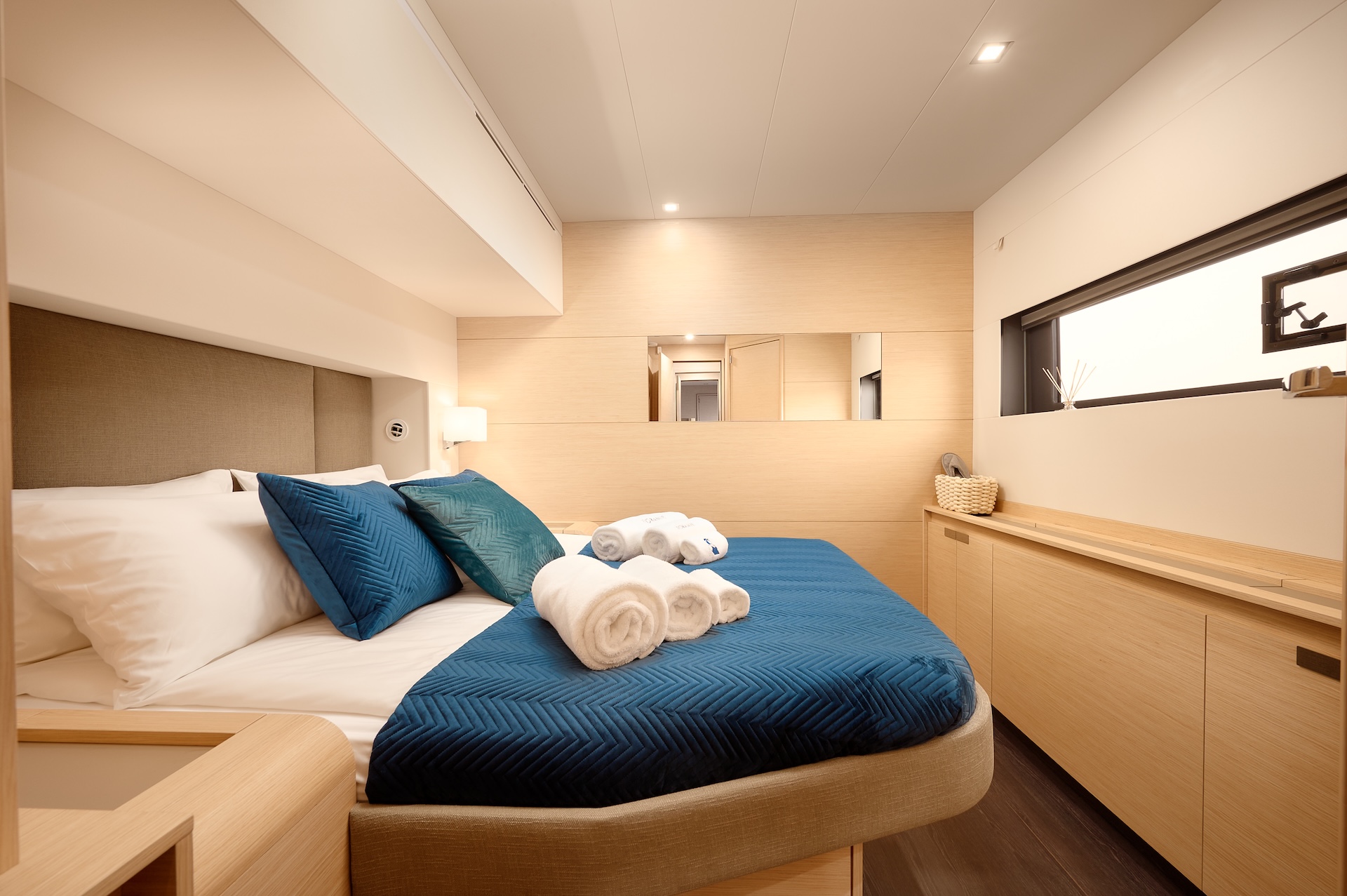 yacht charter floramye guest cabin