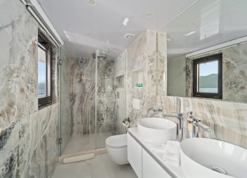 crewed yacht Freedom master cabin ensuite