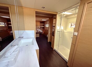 croatian yacht charter Solomar bathroom