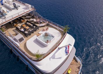 motor yacht charter Freedom sundeck
