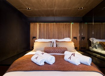 private yacht charter amber one cabin
