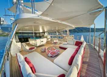yacht charter happy me aft deck