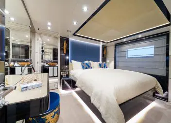 yacht charter happy me guest cabin
