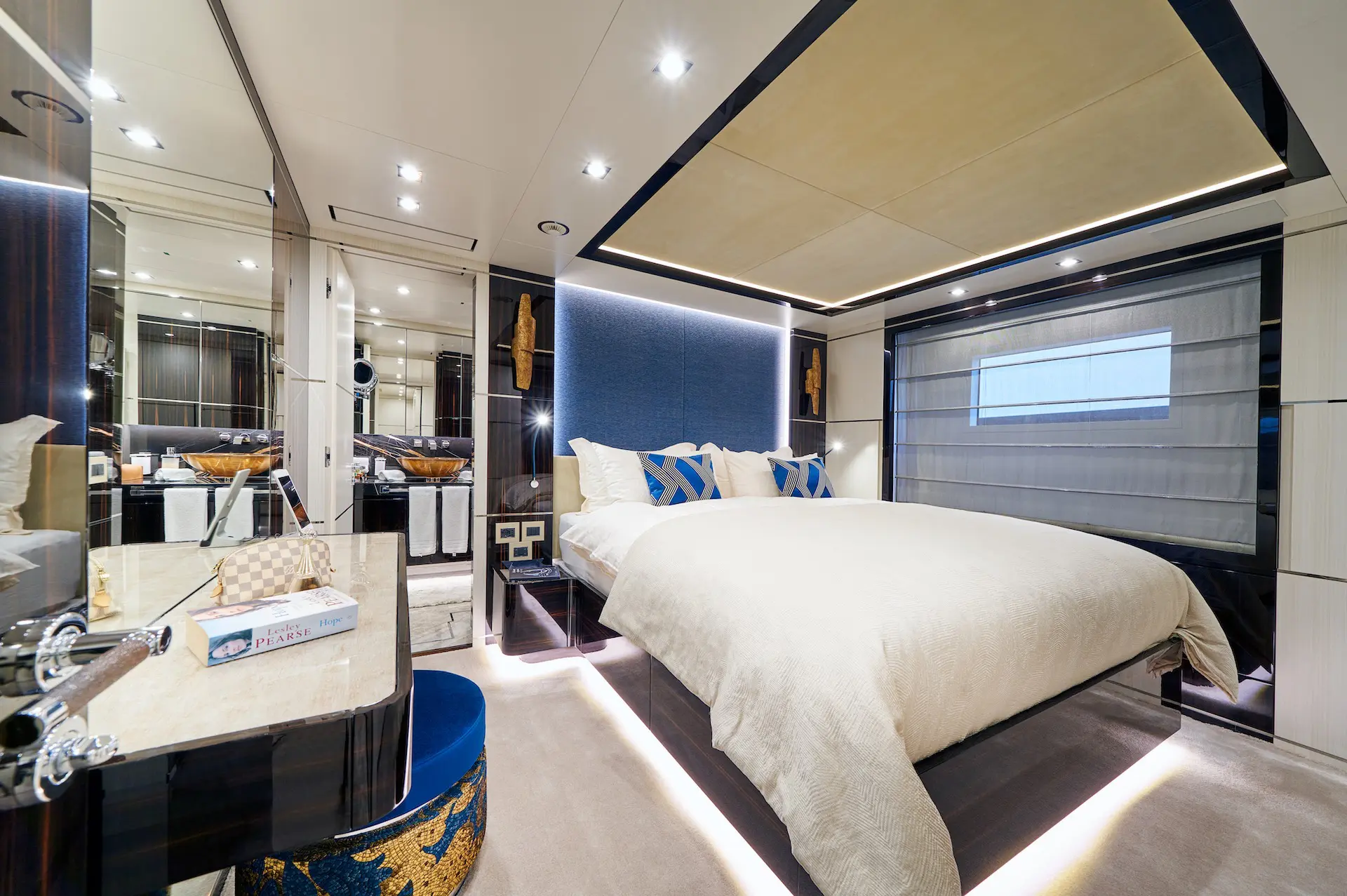 yacht charter happy me guest cabin