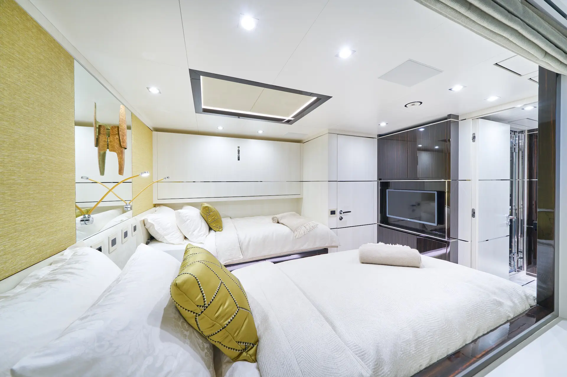 yacht charter happy me twin cabin