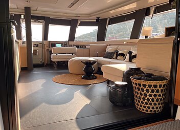 yacht charter solomar saloon