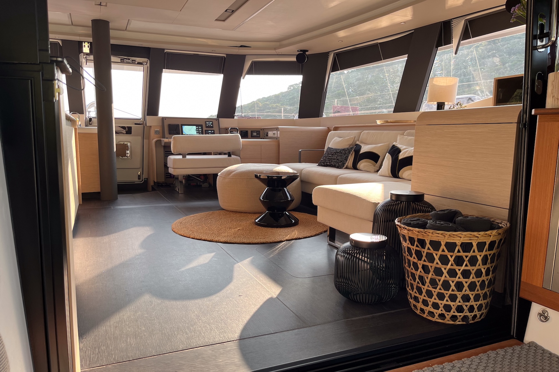 yacht charter solomar saloon