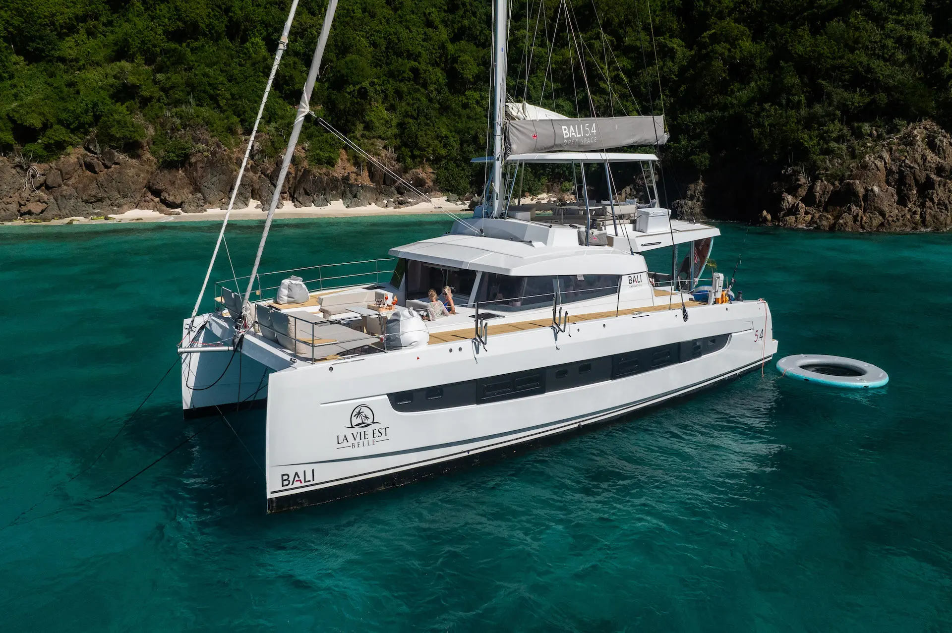 crewed catamaran la vie est belle