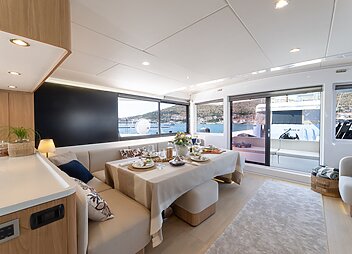 catamaran charter Farben saloon