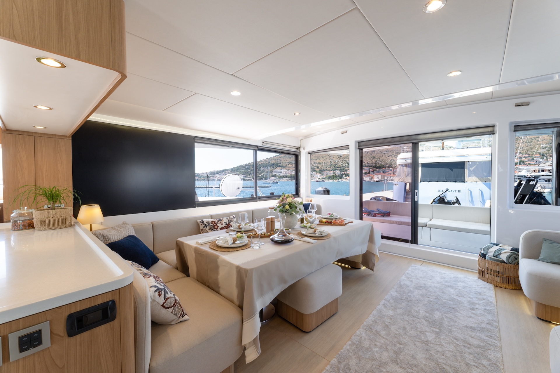 catamaran charter Farben saloon