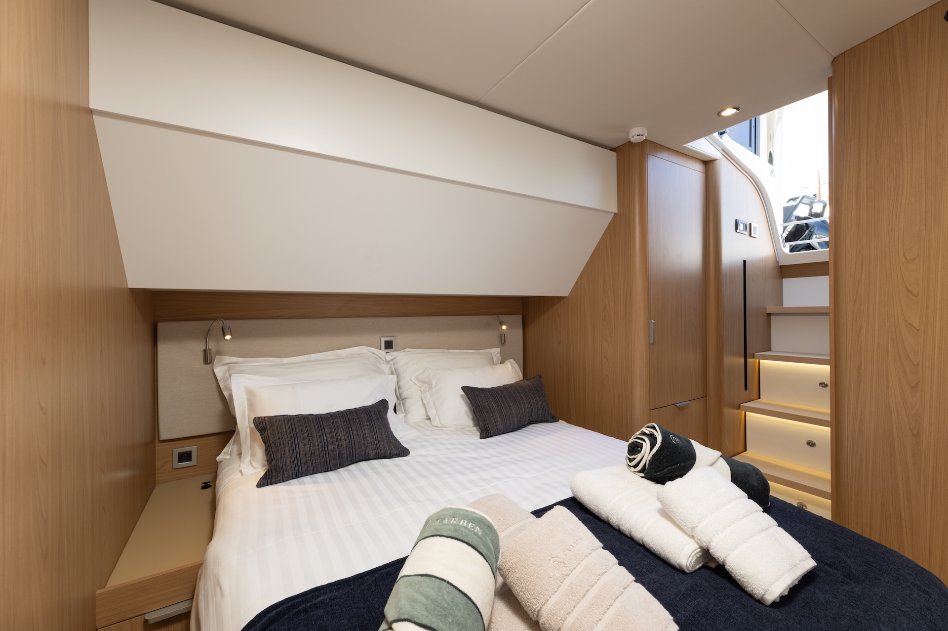 catamaran yacht charter farben cabin