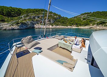 catamaran yacht charter farben foredeck