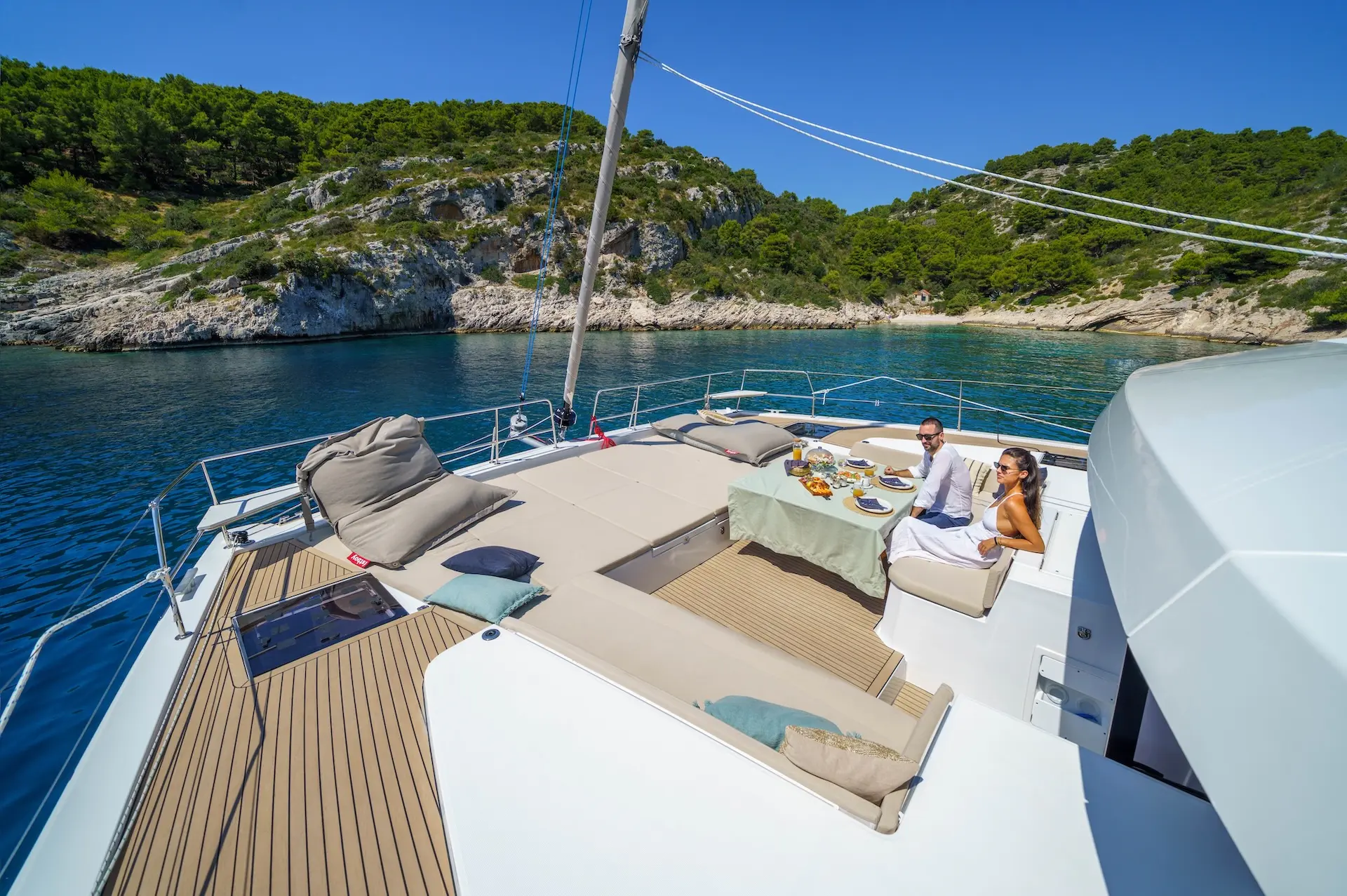 catamaran yacht charter farben foredeck