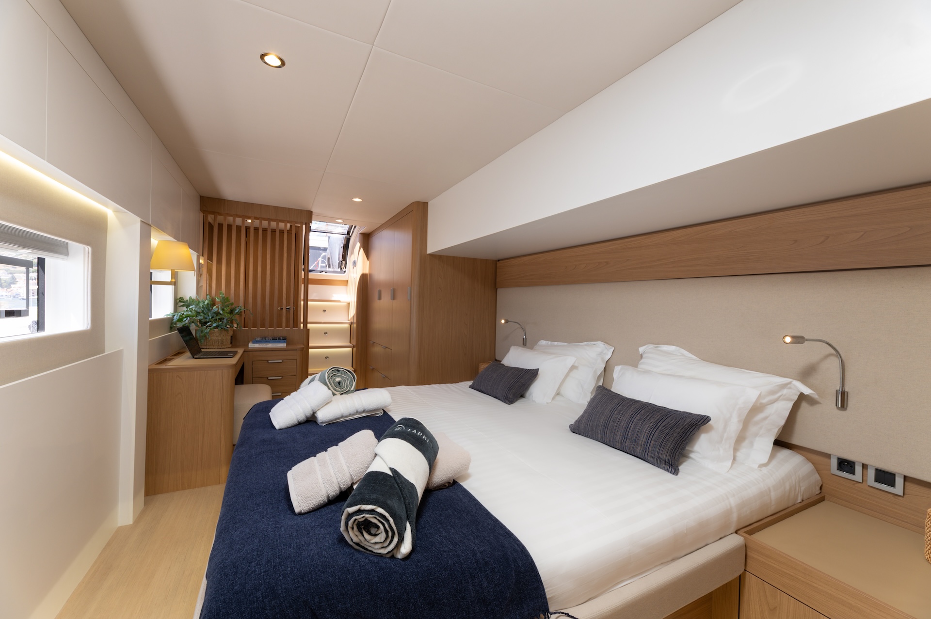 catamaran yacht charter farben master cabin