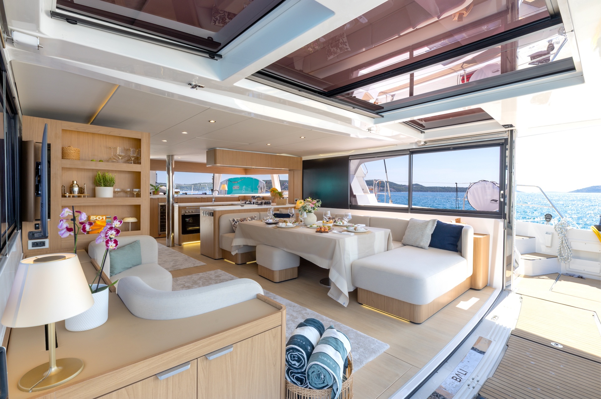 luxury yacht charter farben saloon