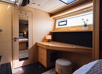 yacht charter baza cabin desk