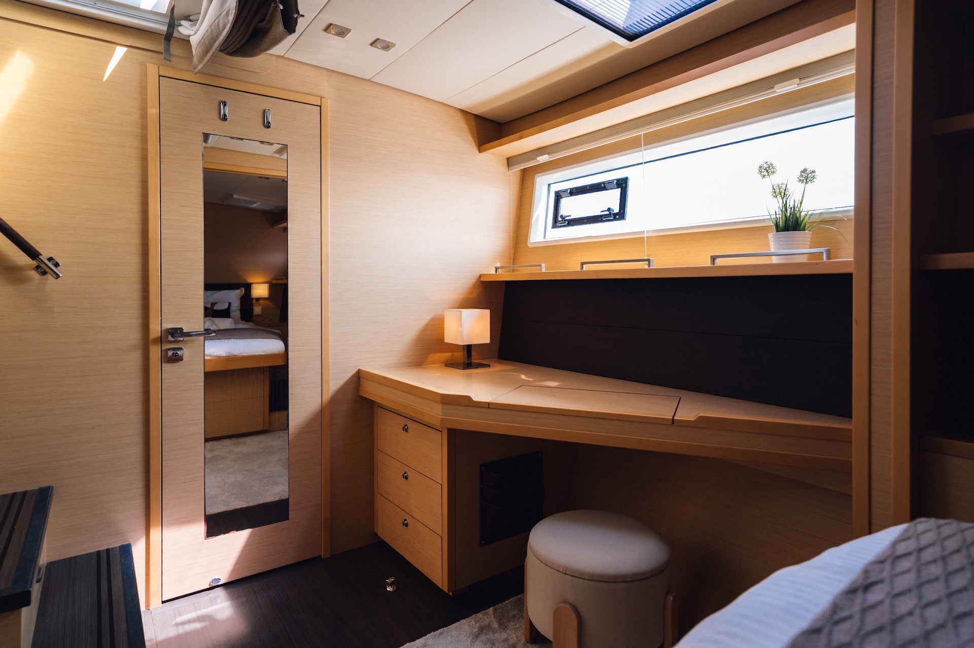 yacht charter baza cabin desk