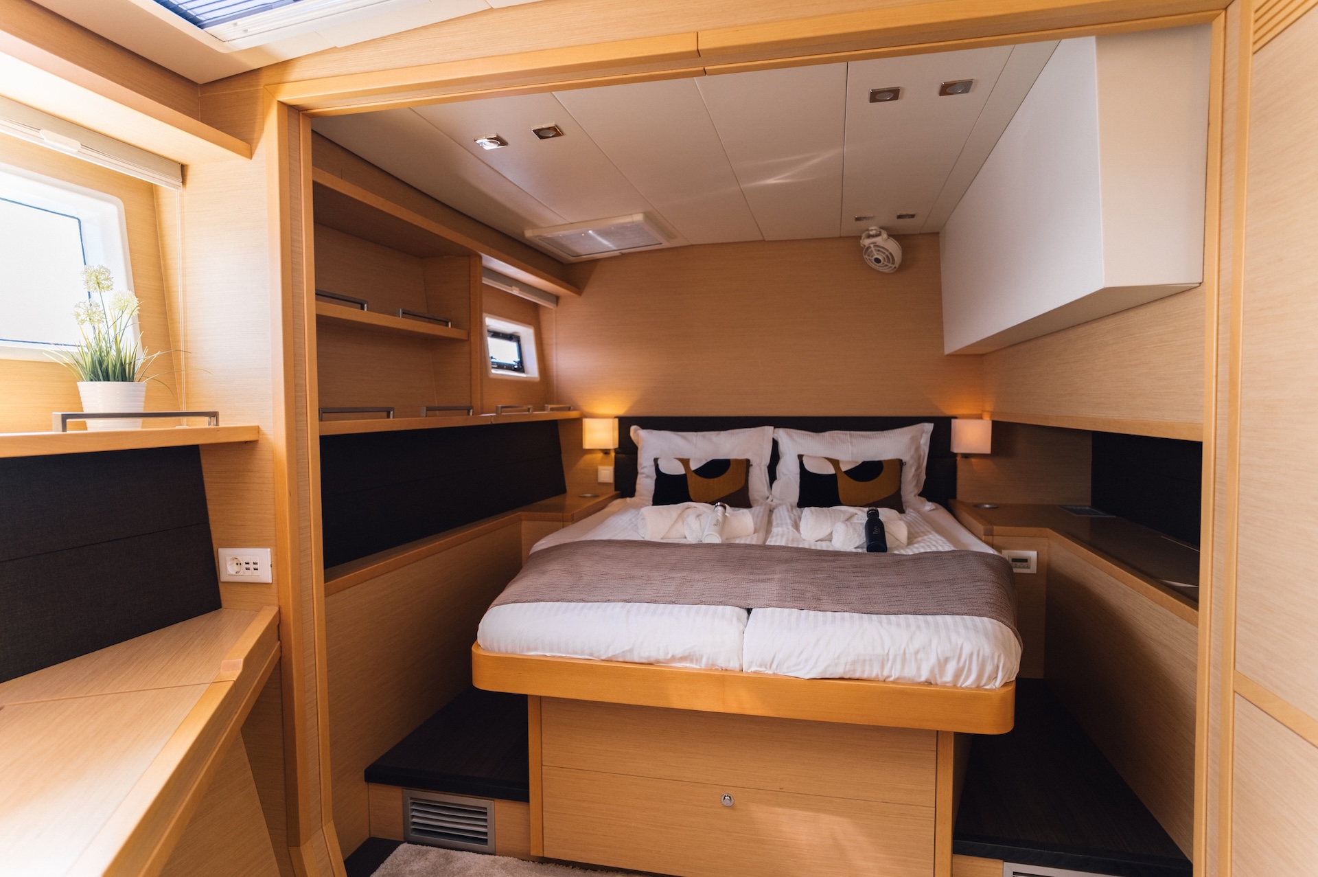 yacht charter baza cabin