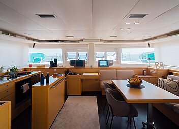 yacht charter baza saloon