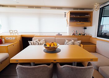 yacht charter baza saloon dinning