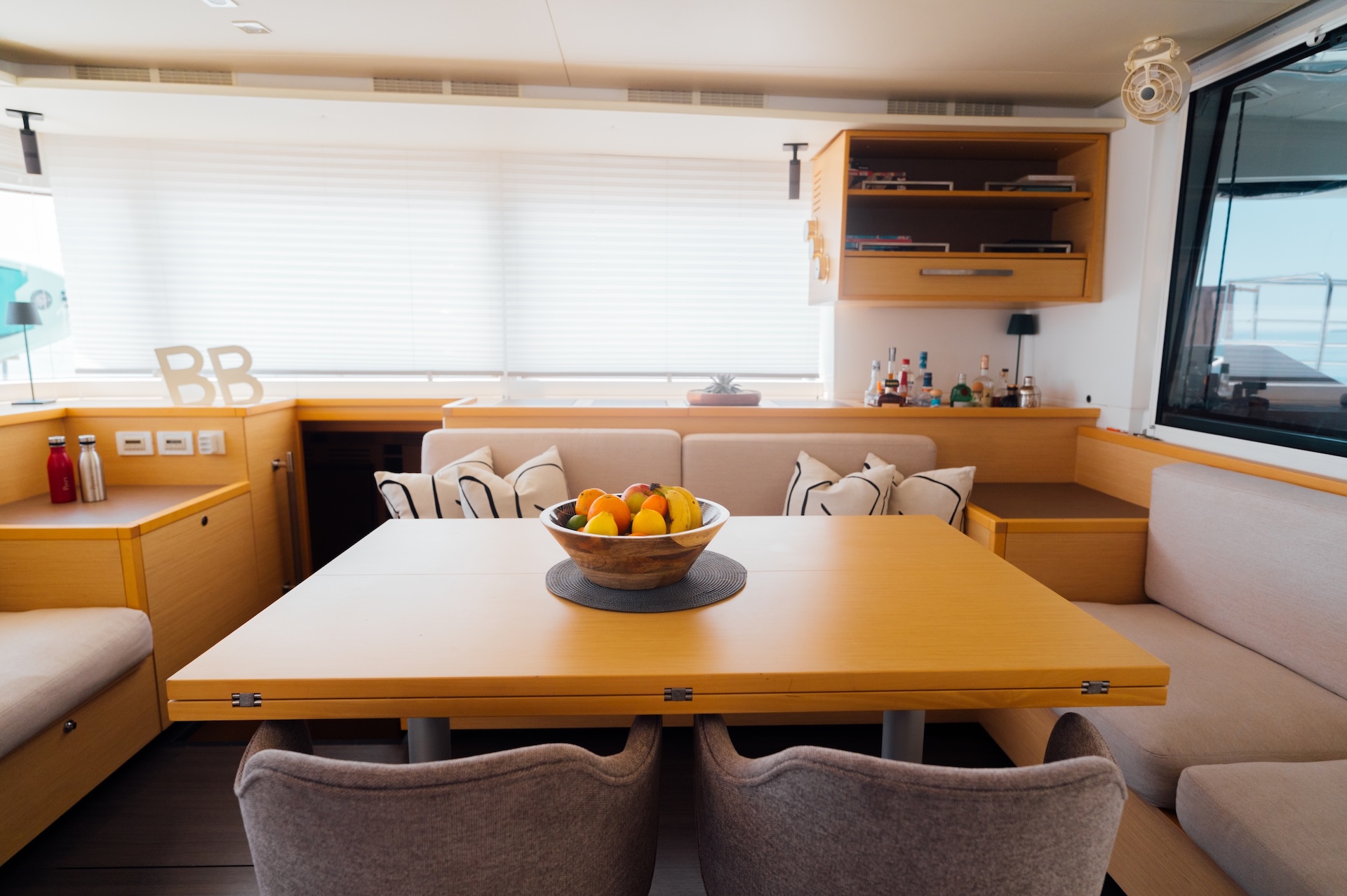 yacht charter baza saloon dinning