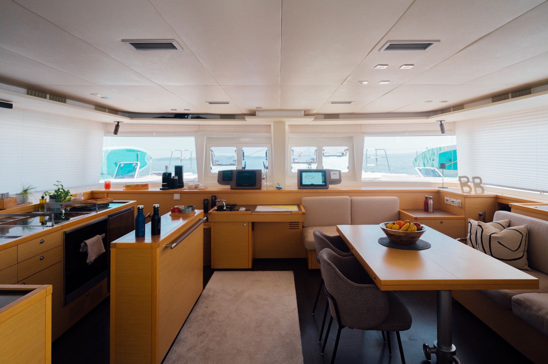 yacht charter baza saloon