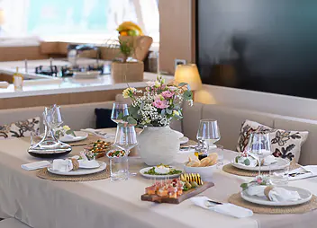 yacht charter catamaran farben dinning