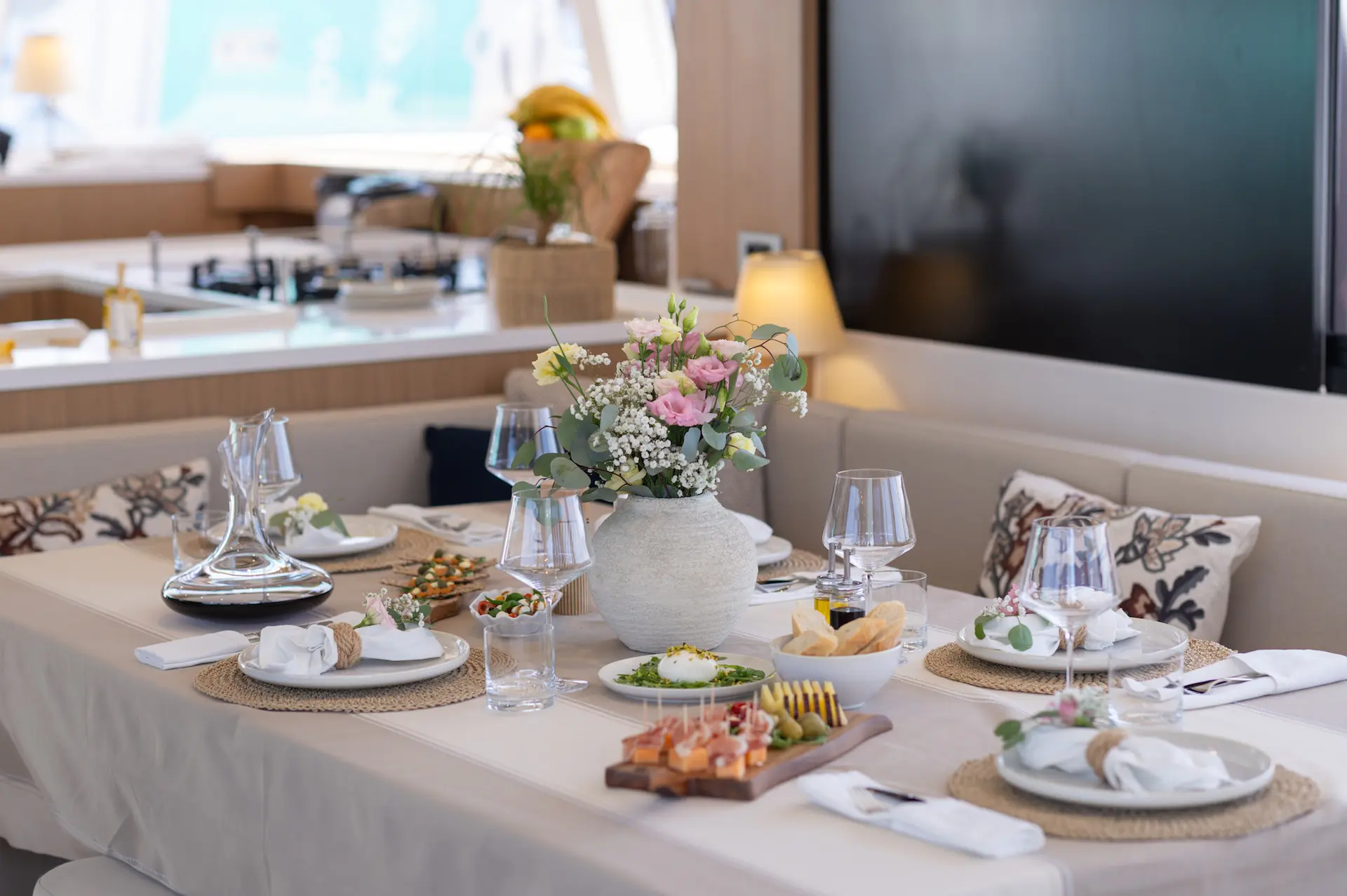 yacht charter catamaran farben dinning