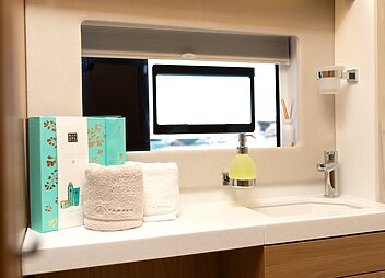 yacht charter farben bathroom