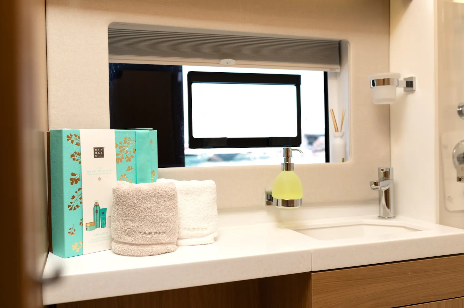 yacht charter farben bathroom