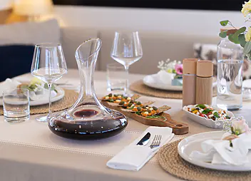 yacht charter farben dinning