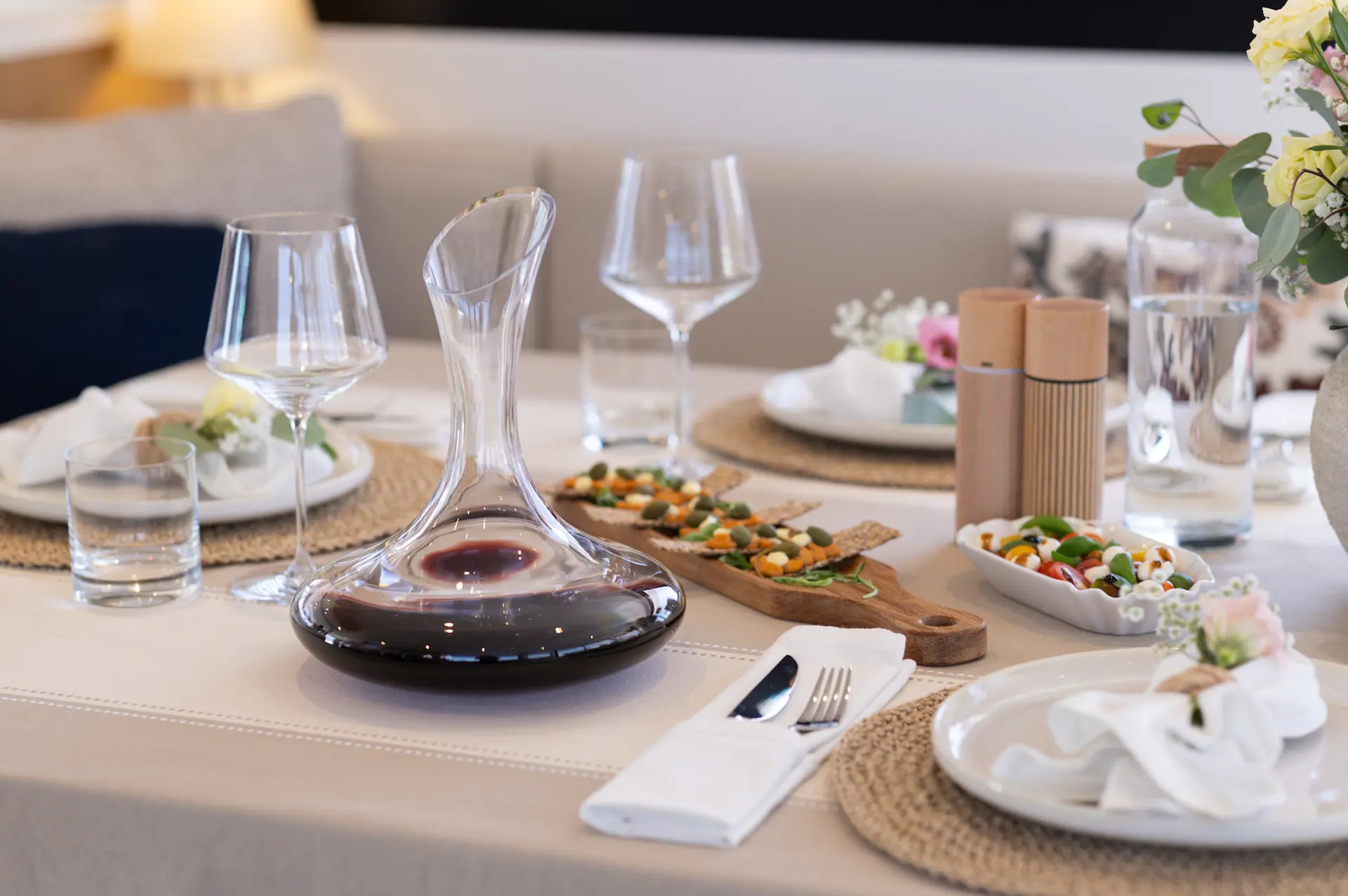 yacht charter farben dinning