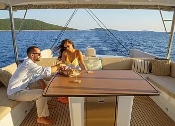 luxury yacht charter flybridge farben