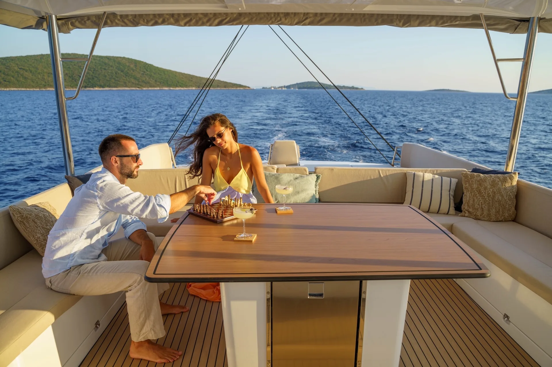 luxury yacht charter flybridge farben
