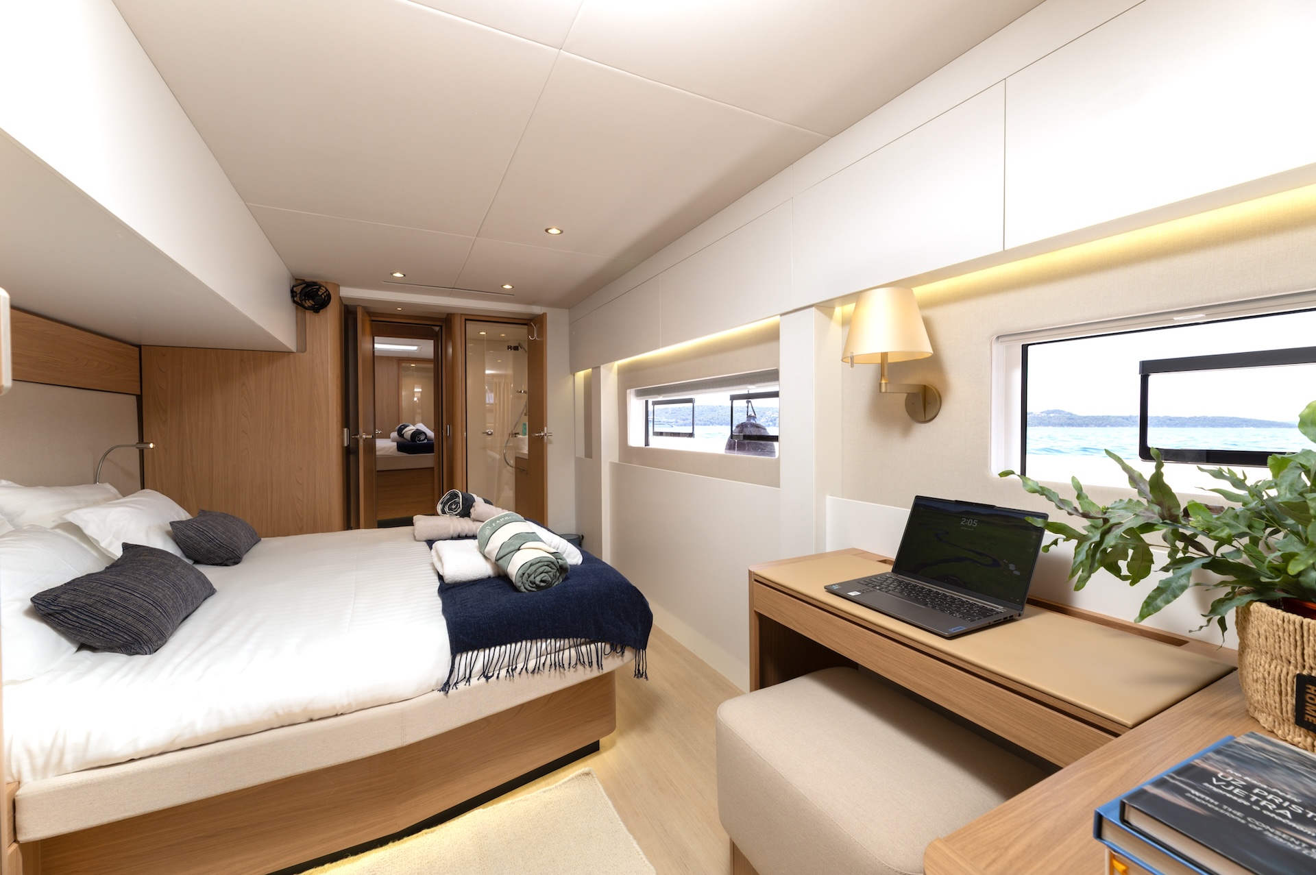yacht charter farben master cabin