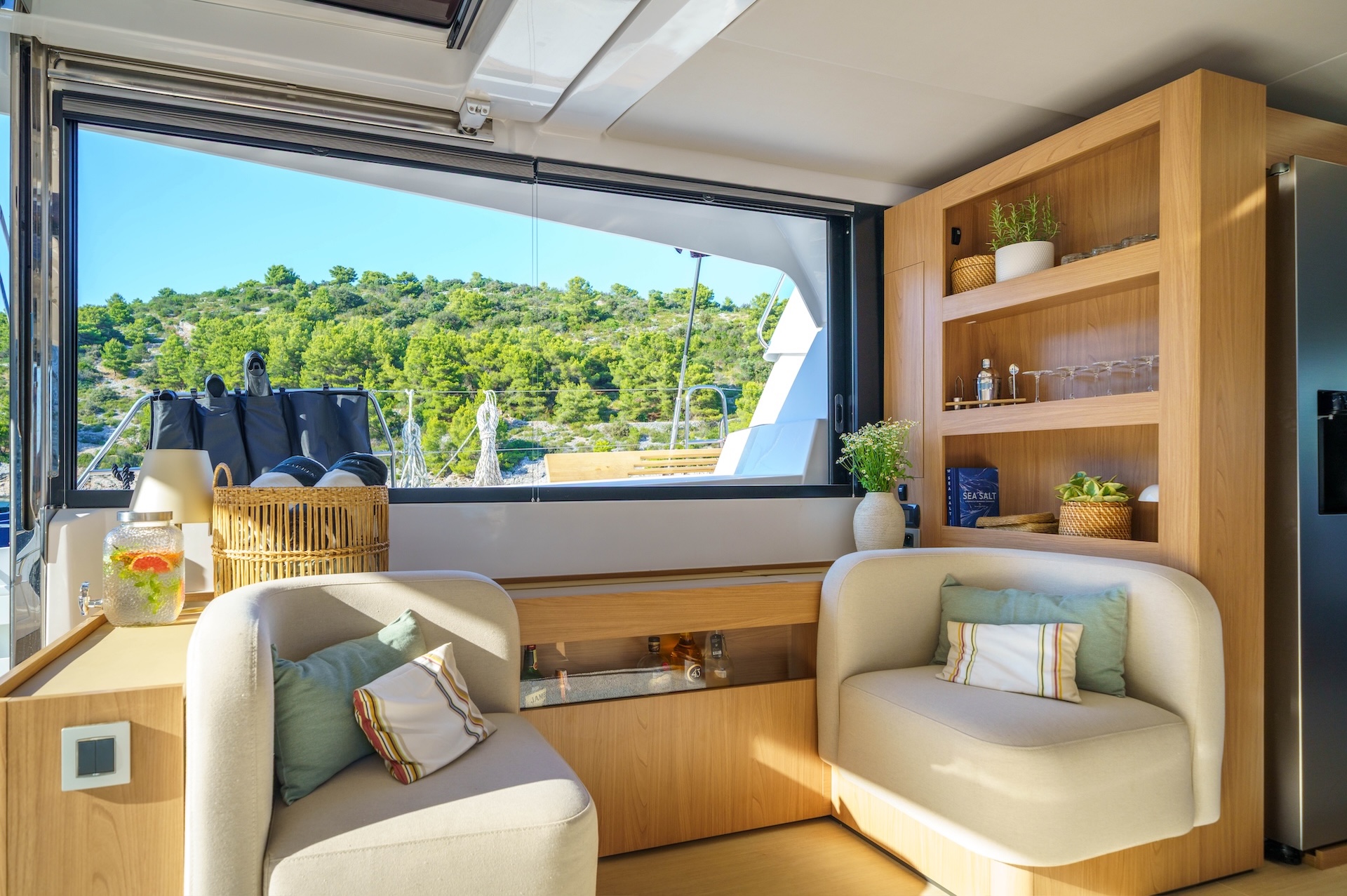 yacht charter farben saloon seating
