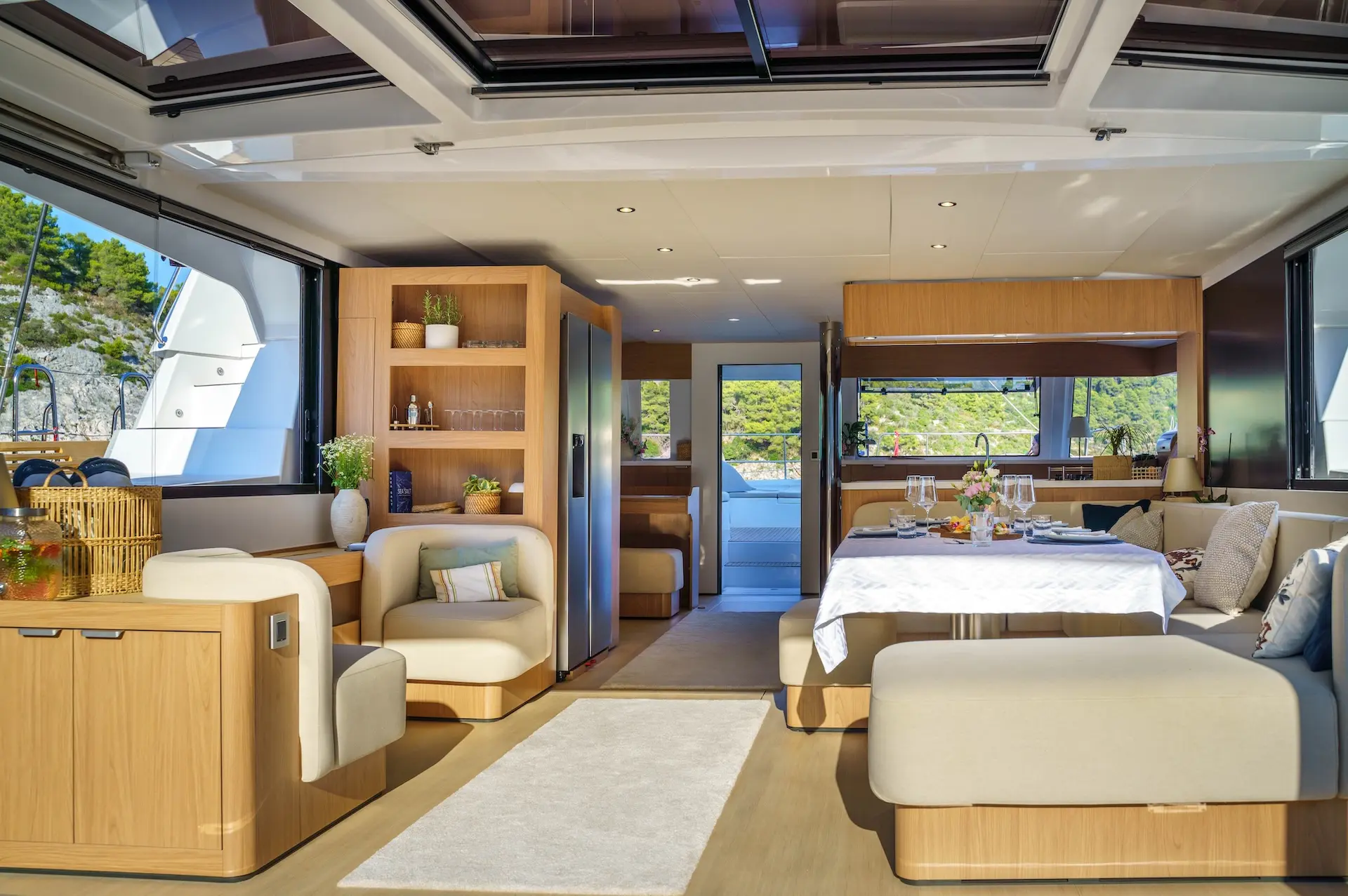 yacht charter farben saloon