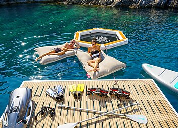 yacht charter farben watertoys