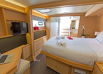 yacht charter cool breeze master cabin