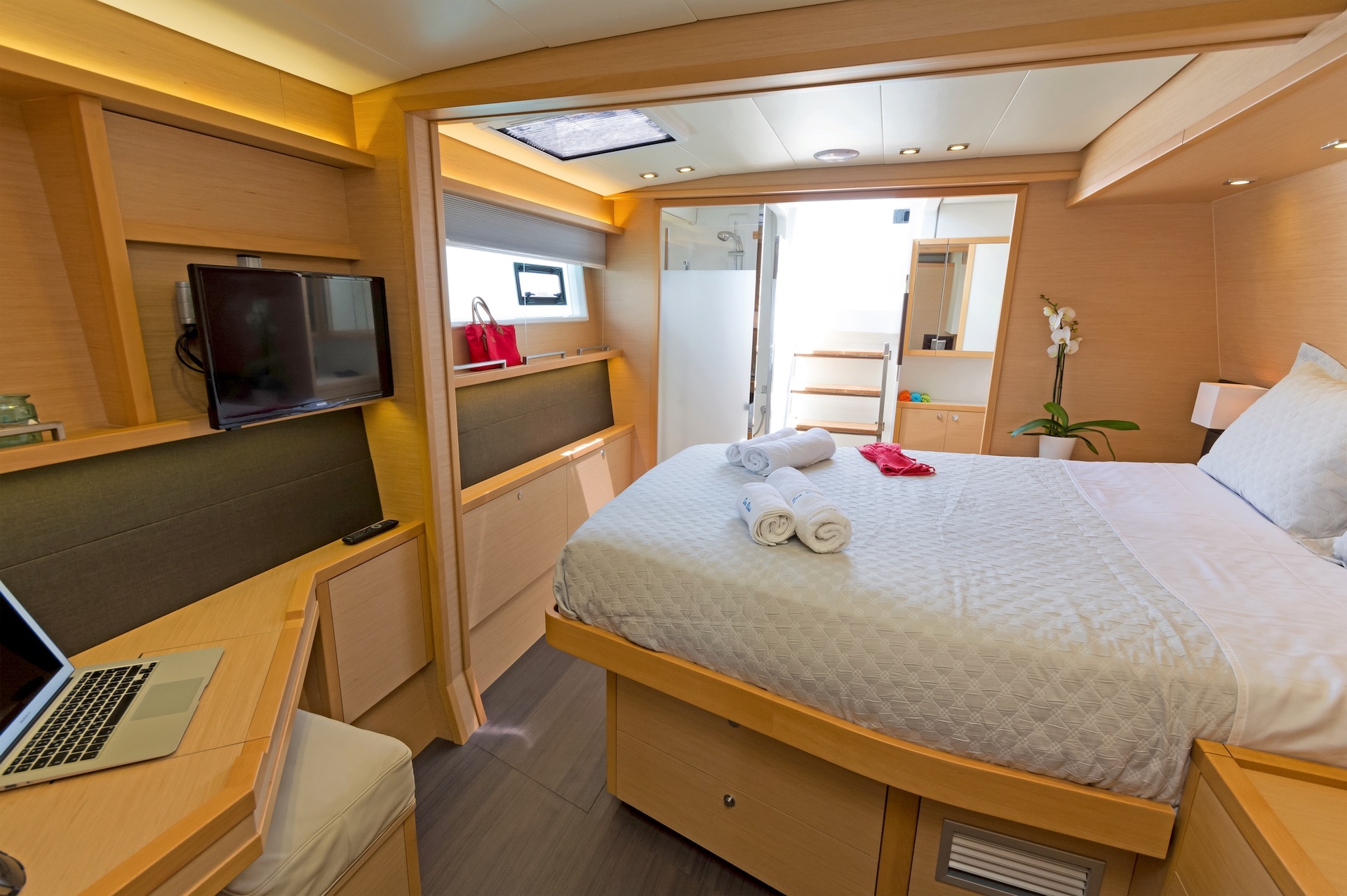 yacht charter cool breeze master cabin