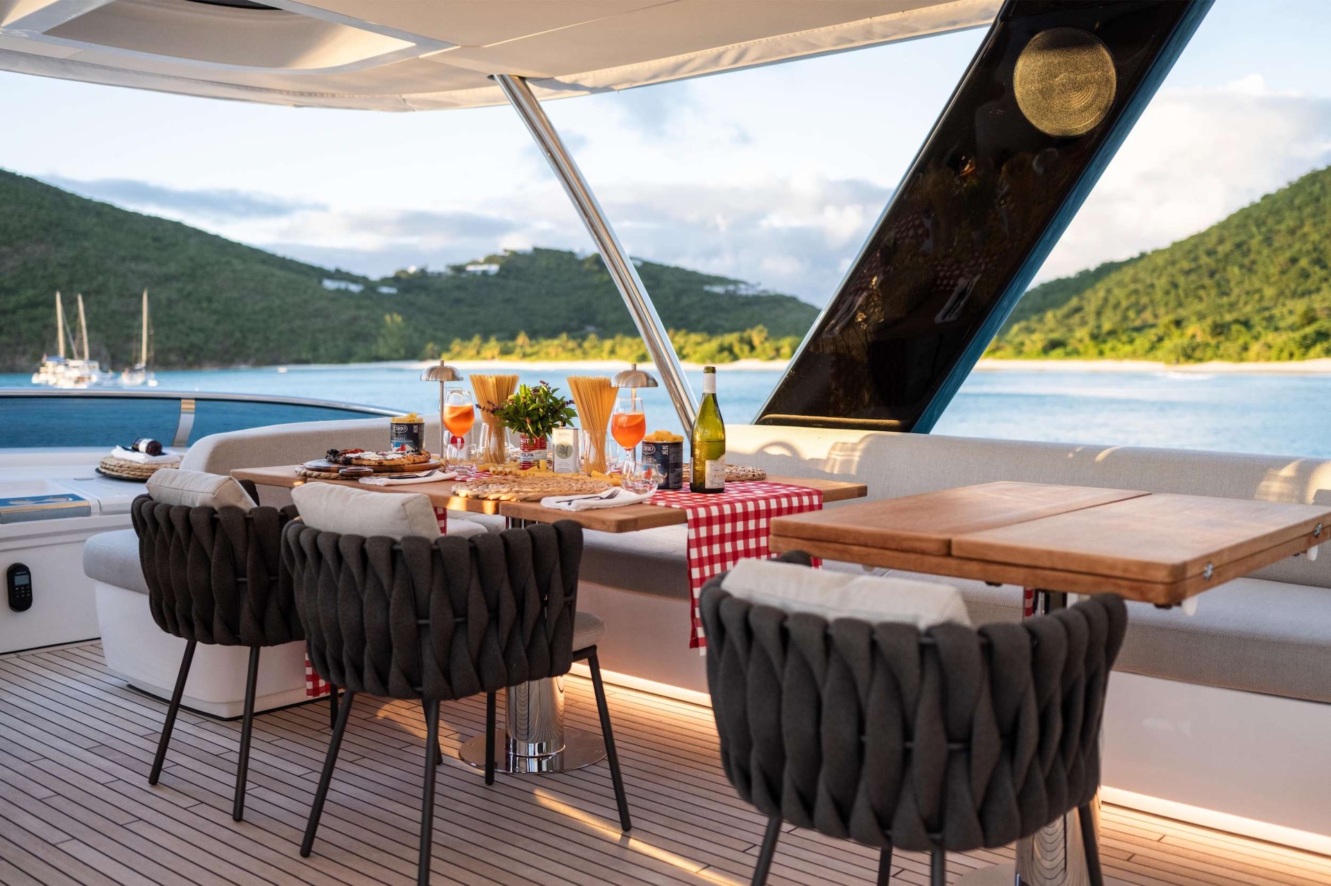 TABLE SCAPE AND ALFRESCO DINING