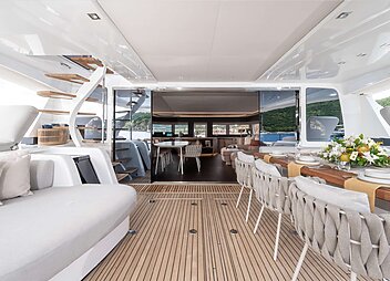 OUTDOOR DINING AND SALON