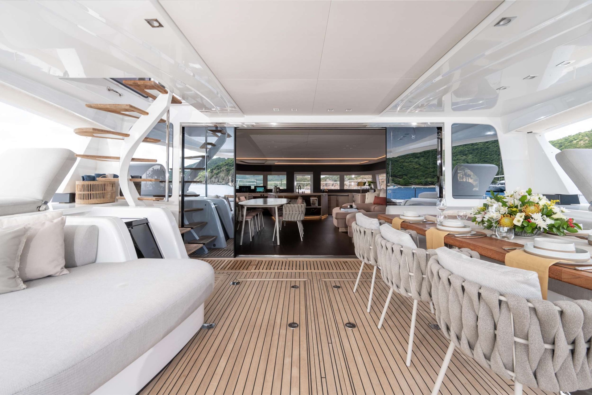 OUTDOOR DINING AND SALON