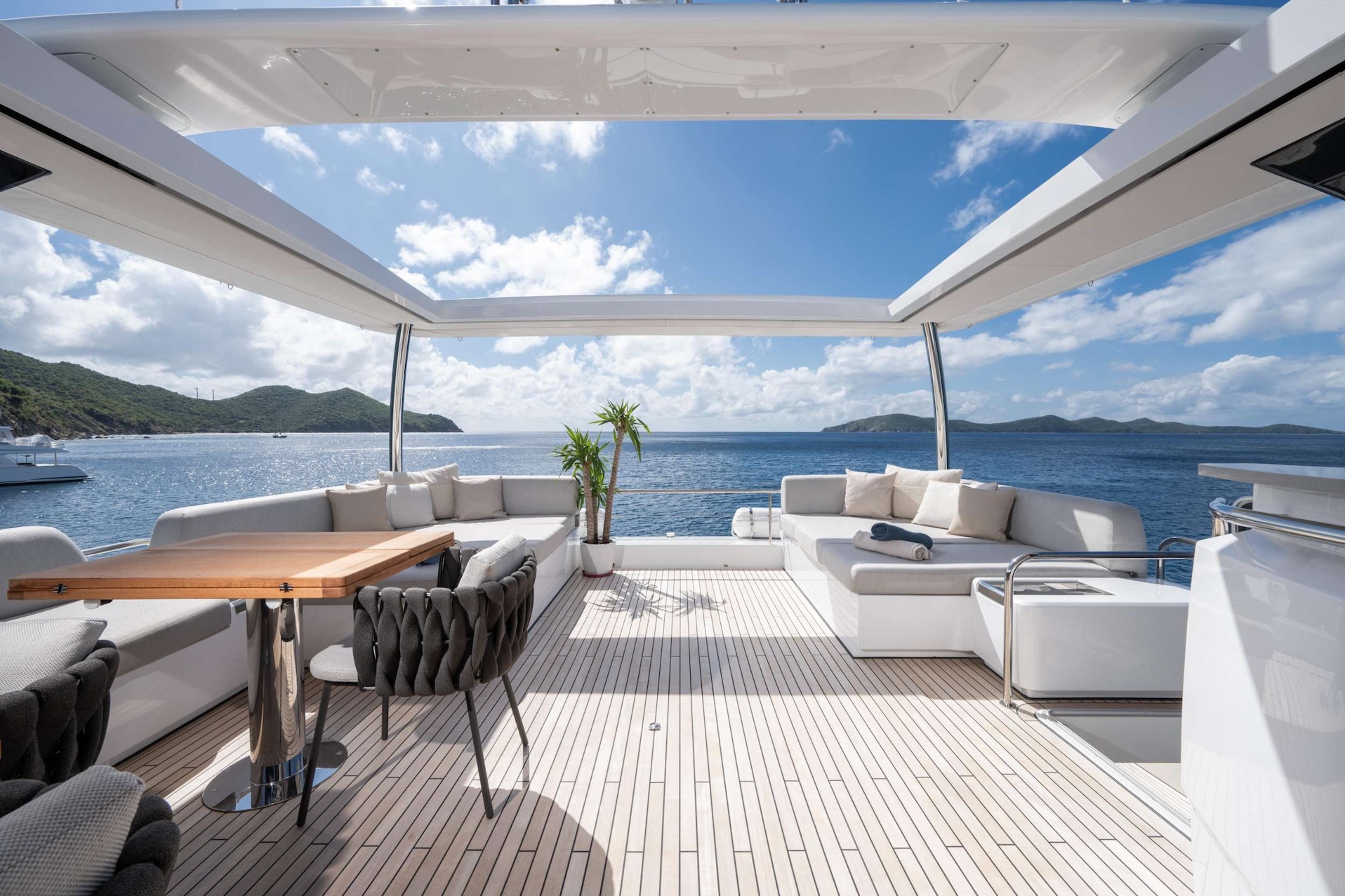 FLYBRIDGE AND SUN LOUNGES ON SIETE MARES