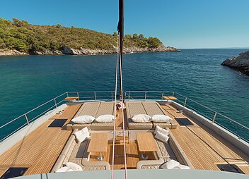 lounging-area-front-deck
