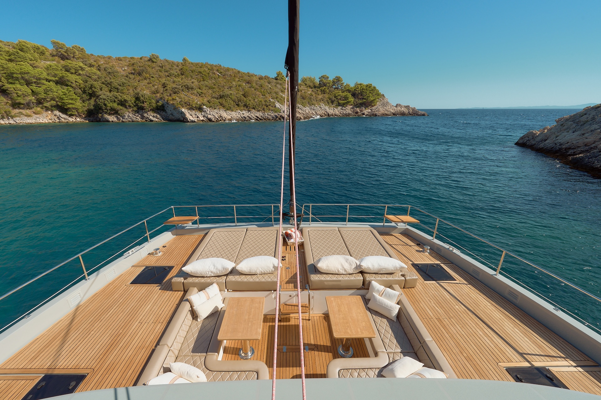 lounging-area-front-deck