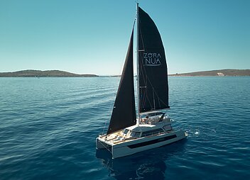 zora-nua-exterior-sailing