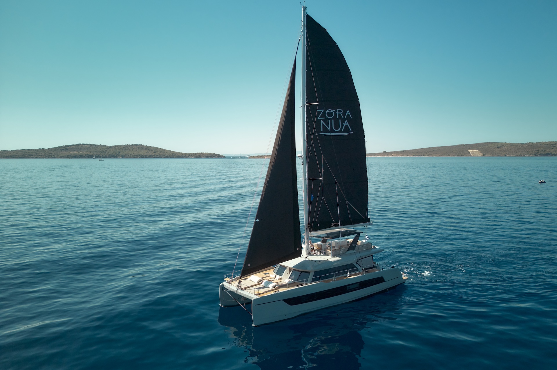 zora-nua-exterior-sailing