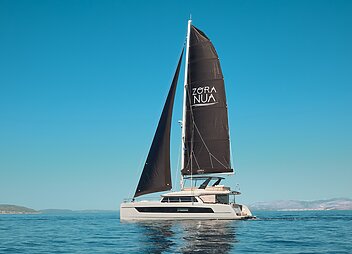 zora-nua-exterior-sideview-sailing