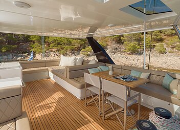 zora-nua-lounging-area-on-deck